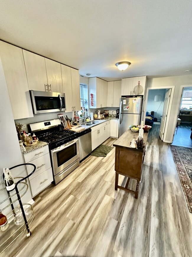 Building Photo - 920 W 35th Pl