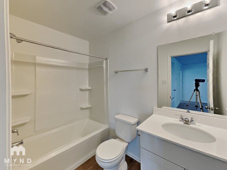 Building Photo - 332 Redonda Dr