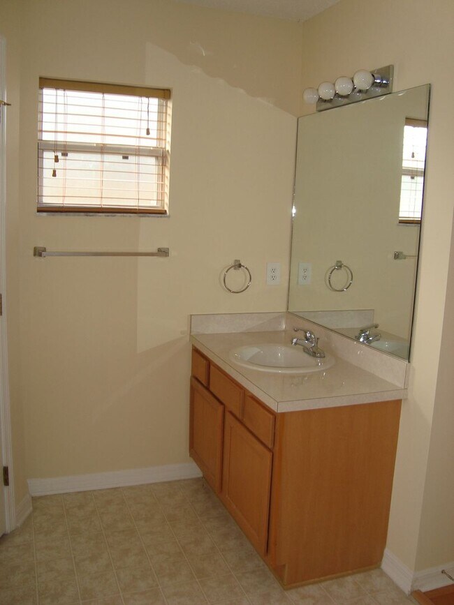 Building Photo - LARGE 3/2/2 WITH 2035 SQ. FEET OF LIVING S...