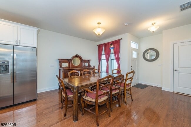 Building Photo - 5 White Aster Ct