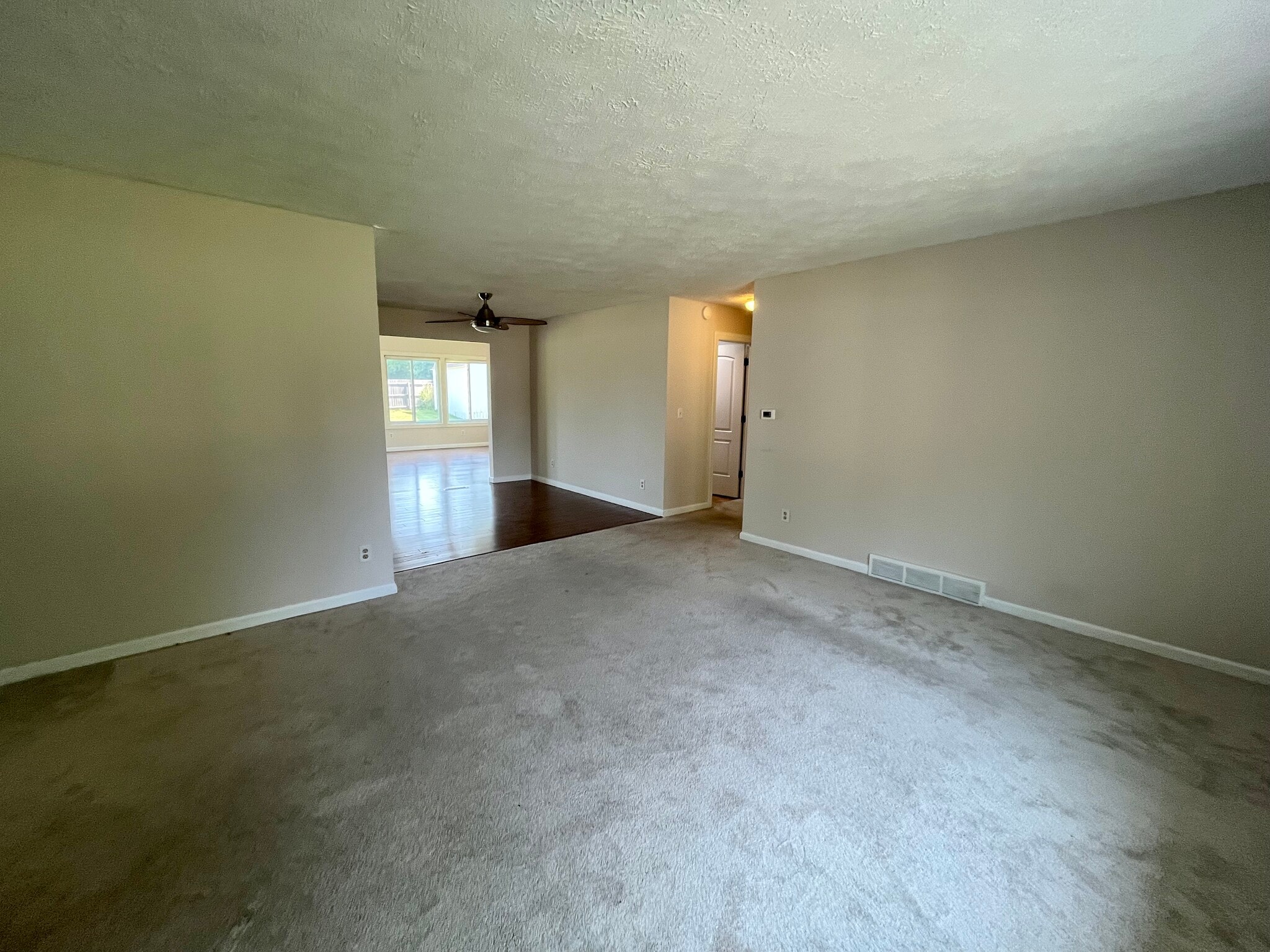 Building Photo - 555 Royal Crest Dr
