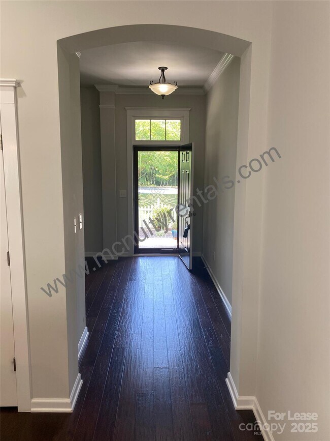 Building Photo - 4221 Courtly Ln