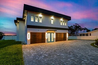 Building Photo - 5/3 Luxury Custom Home plus Boat dock, Pool and Stunning Views!!