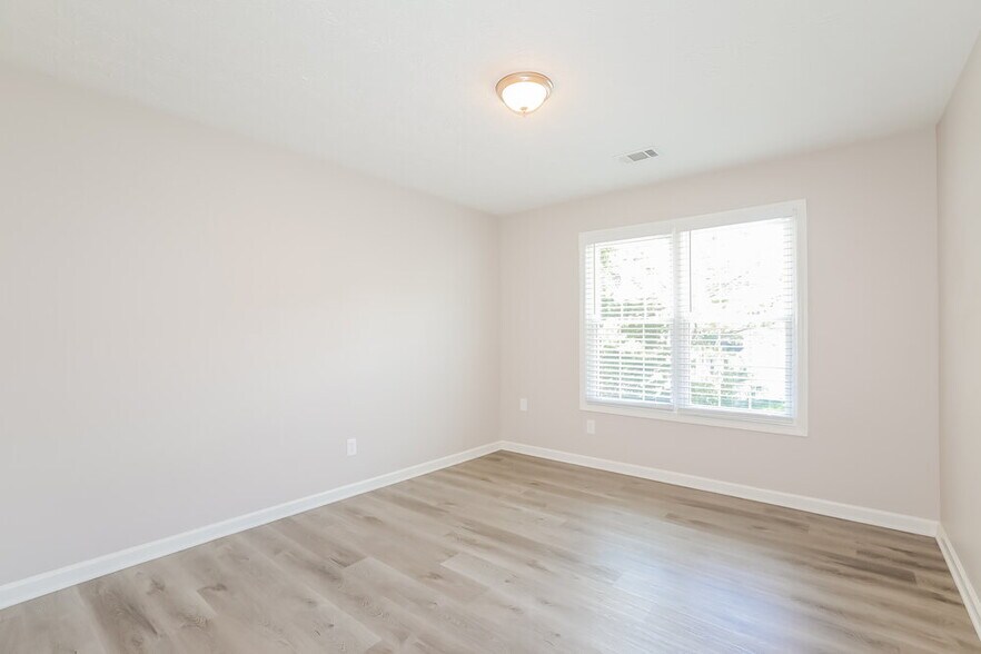 Building Photo - 611 Simon Park Cir
