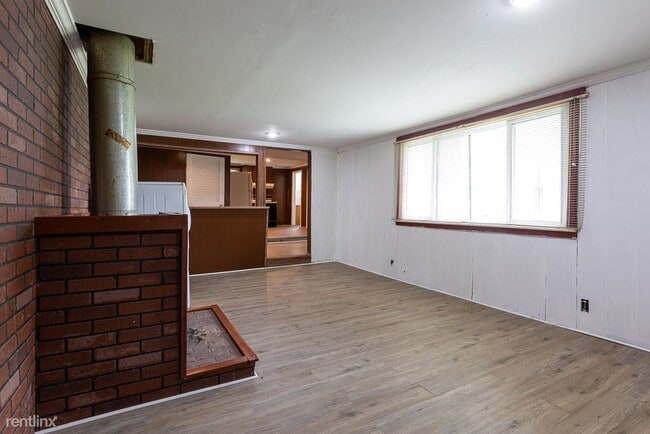 Building Photo - 3 br, 1 bath House - 23081 Springbrook Dr