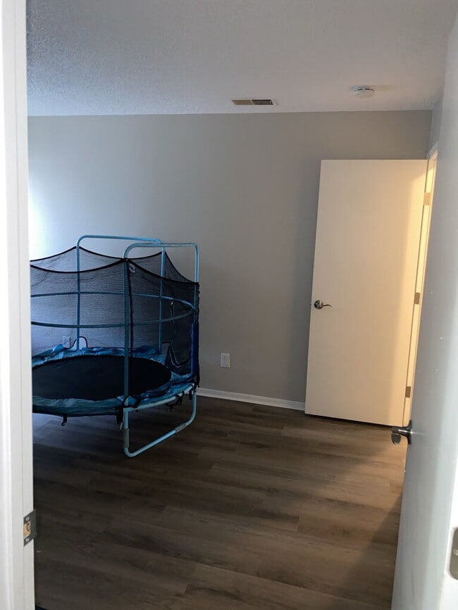 Building Photo - "Charming 3-Bed Gem with 2 Bathrooms in Greenwood Village – Your Cozy 1199 Sq Ft Retreat!"