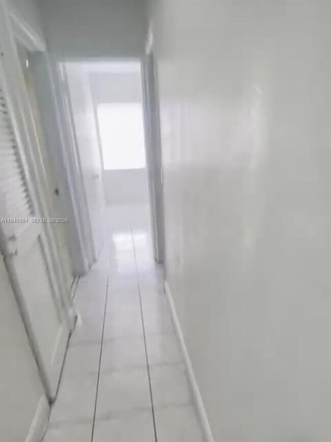 Building Photo - 1332 NE 177th St