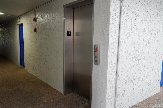 Building Photo - 3720 N Pine Island Rd
