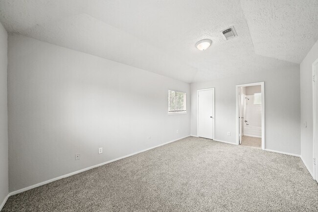 Building Photo - 303 Hearthside Cir