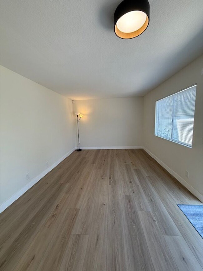 Building Photo - Updated 3 Bedroom Detached Home in Woodbri...