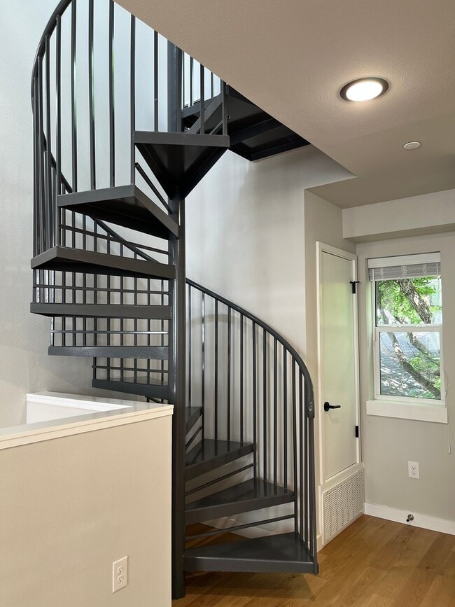 Building Photo - Great Studio Close to Downtown
