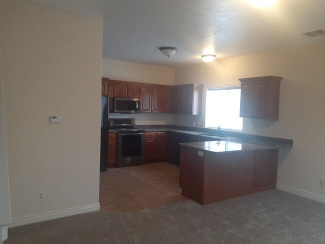 Building Photo - 3 Bed, 2.5 Bath, Rock Creek Townhome