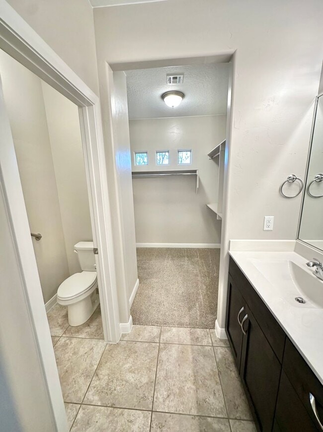 Building Photo - Red Mountain Jewel!  WITH SOLAR PANELS!!