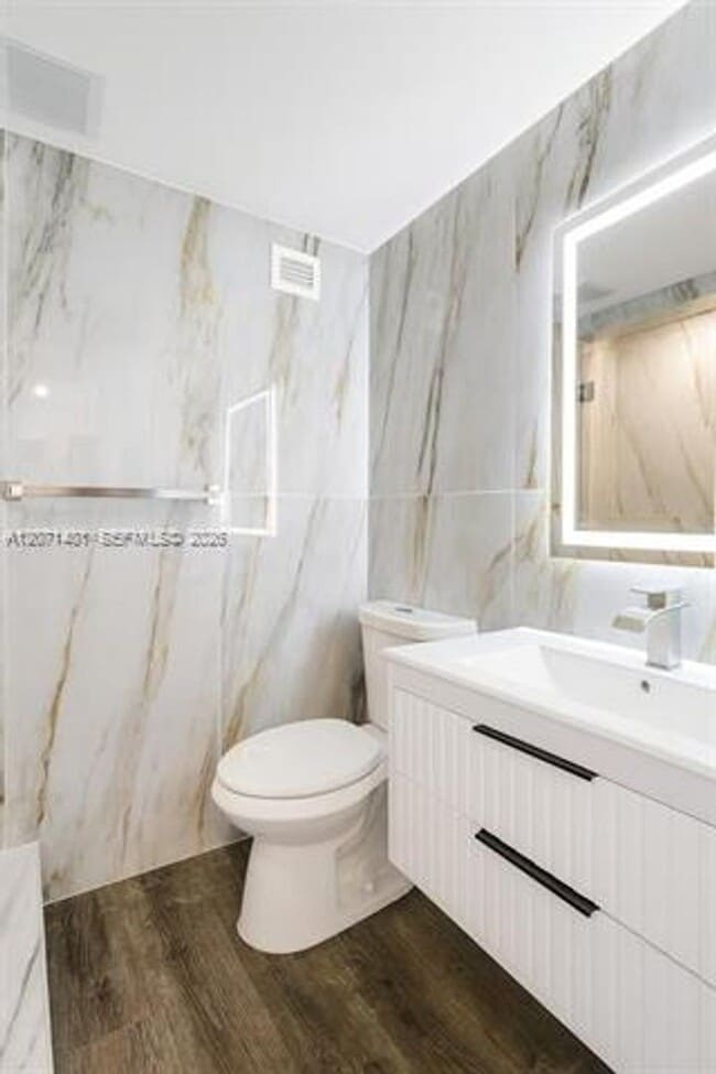 Building Photo - 5601 Collins Ave