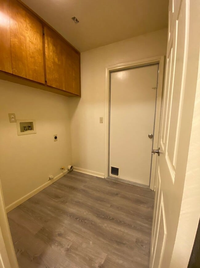 Building Photo - 3 Bedroom / 2 Bath Great Corner Lot in Travis District