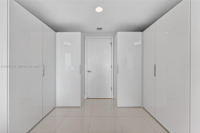 Building Photo - 1010 Brickell Ave