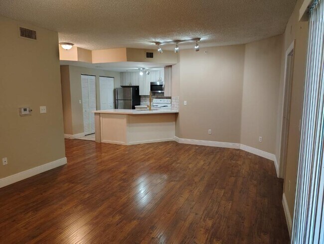 Building Photo - 5048 Lantana Rd