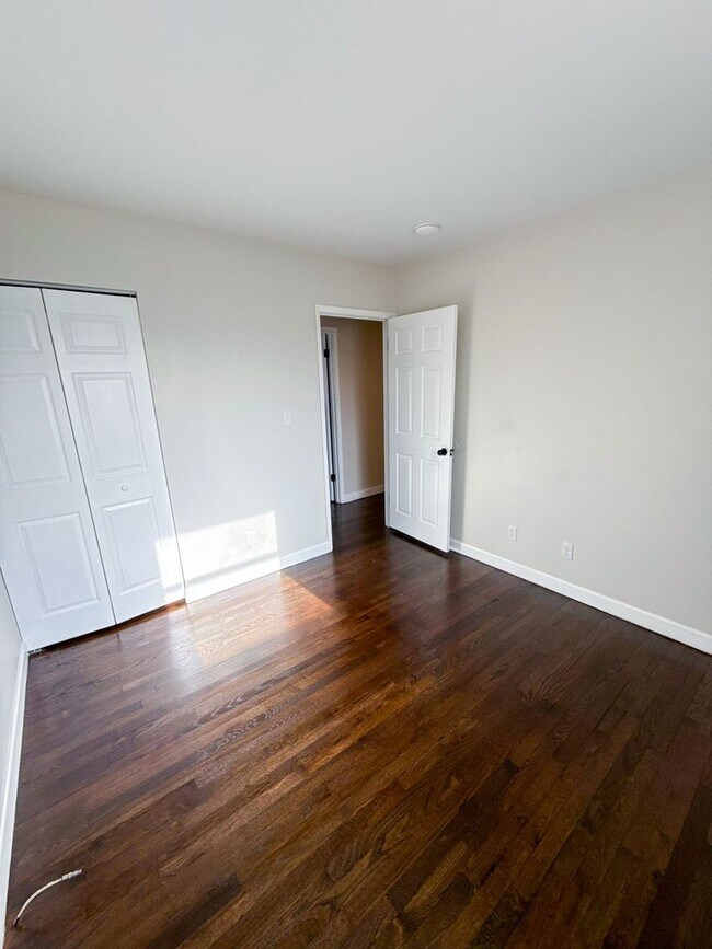 Building Photo - Move-In Ready Columbus Home Featuring Mode...