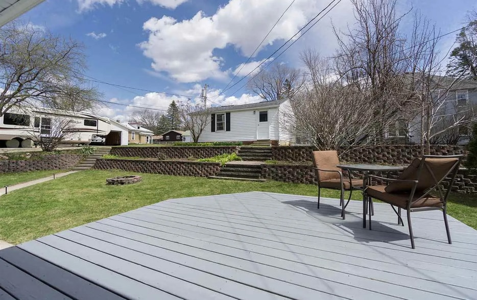 Deck (Backyard) - 108 5th St NE