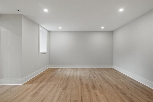 Building Photo - 116 Thorndike St