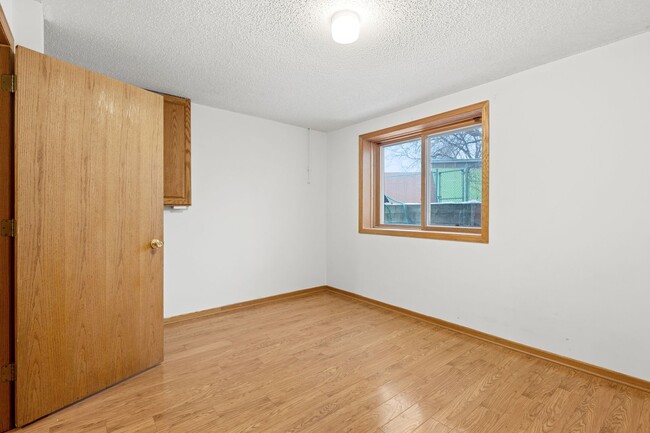 Building Photo - Spacious 3BR 2Bath Townhome in the desirable Seward Neighborhood!