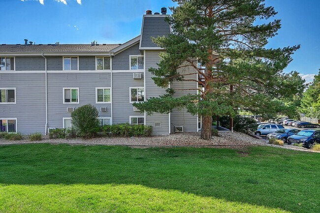 Building Photo - $1,650.00 - 2 Bedrooms, 1.5 Bathrooms Condo in Aurora with Cozy Fireplace!