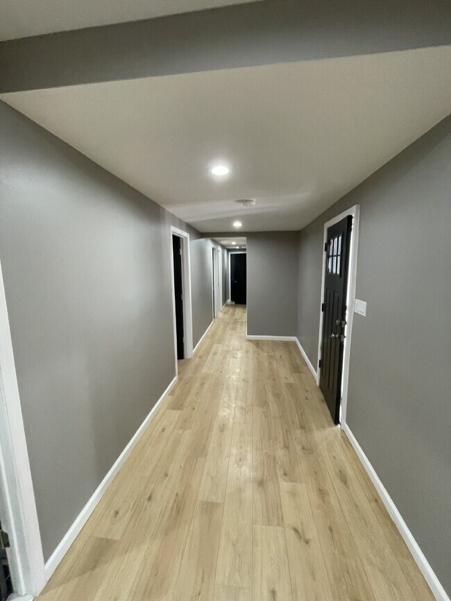 Building Photo - 4 Bedroom 2 bath new Renovation in West Mifflin