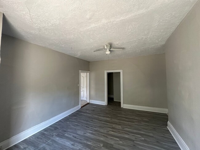 Building Photo - *** Shadyside * Large 4 Bedroom House For ...