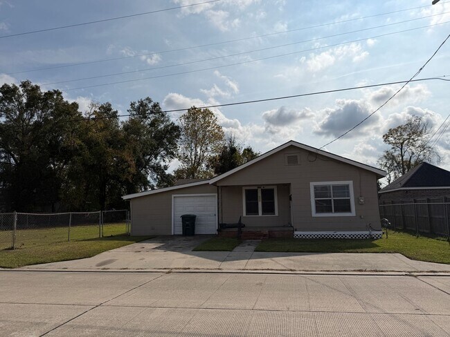 Building Photo - Spacious yard-3/2 available now!