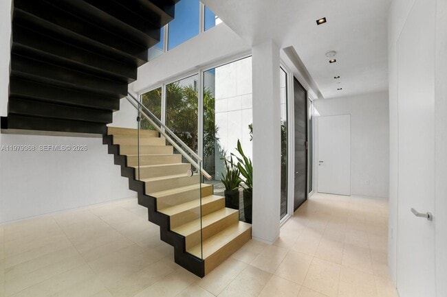 Building Photo - 1051 W 48th St