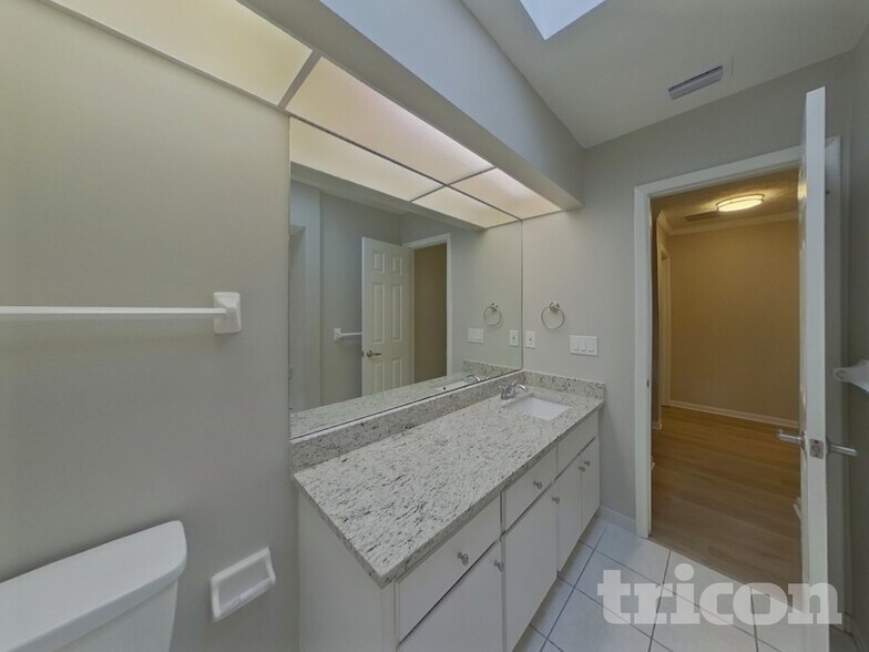 Building Photo - 15803 Hampton Village Dr