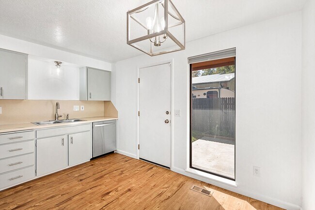 Building Photo - Super Cute North End Place with Garage and Backyard!