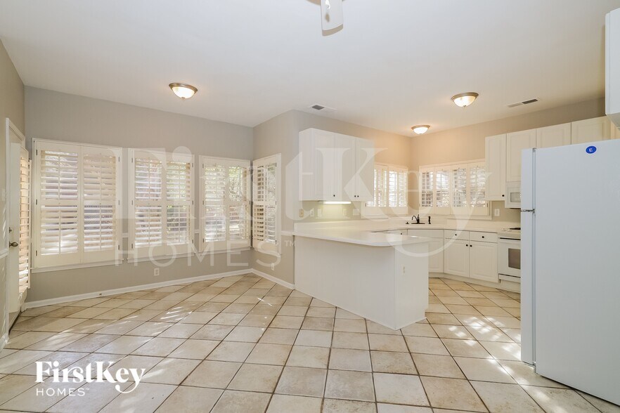 Building Photo - 8995 Country Leaf Cove