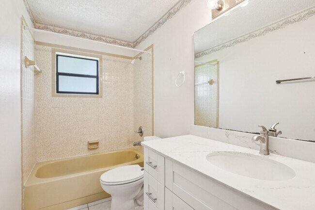 Building Photo - 4704 Queen Palm Dr
