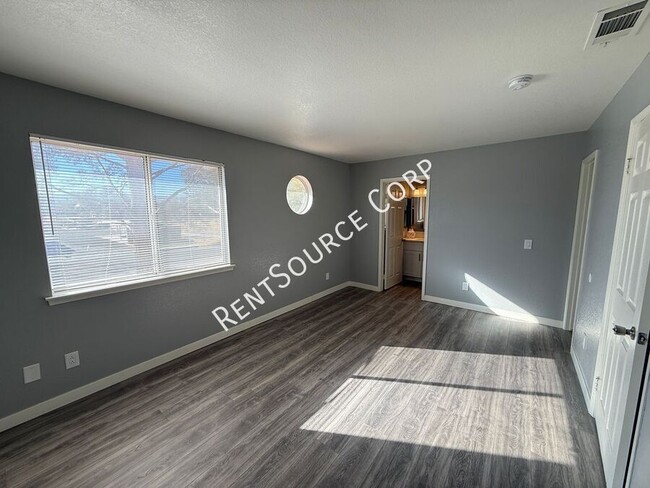 Building Photo - 2 Bedroom/2.5 Bathroom Two Story Condo for...