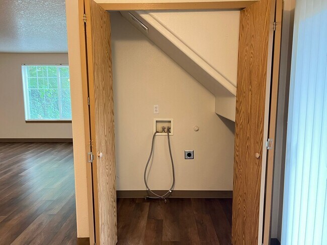 Building Photo - 3Bd/1.5Ba Two Story House - Available to View!