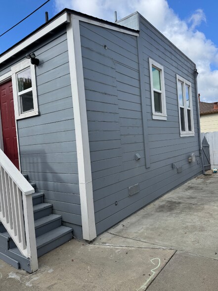 Building Photo - 245 Maple St