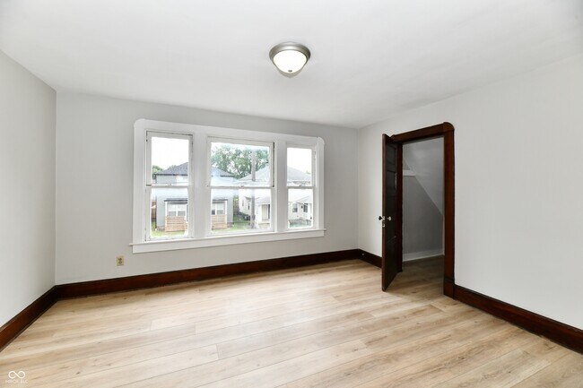 Building Photo - 852 N Rural St