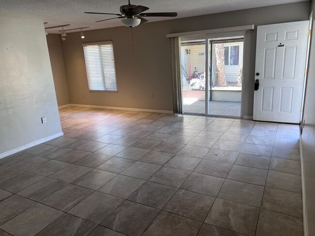 Building Photo - 2 Story Condo. Lovely 2 bed/1.5 bath condo