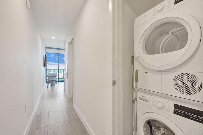 Building Photo - 580 72nd St