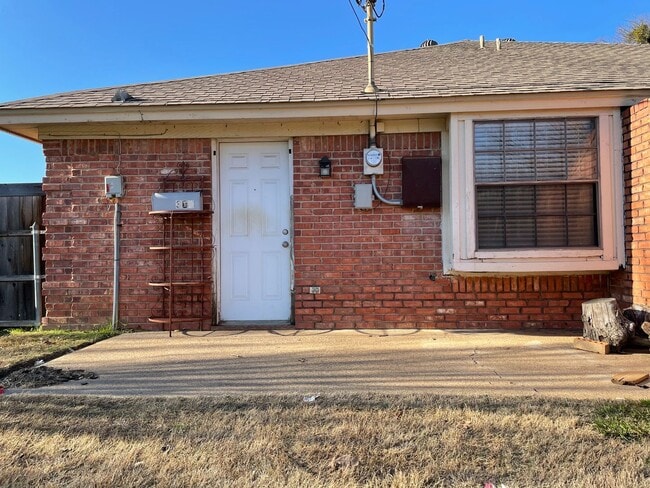 Building Photo - Big lot- Cute 2/1 duplex! Burleson