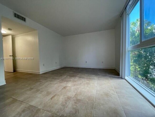 Building Photo - 9721 E Bay Harbor Dr