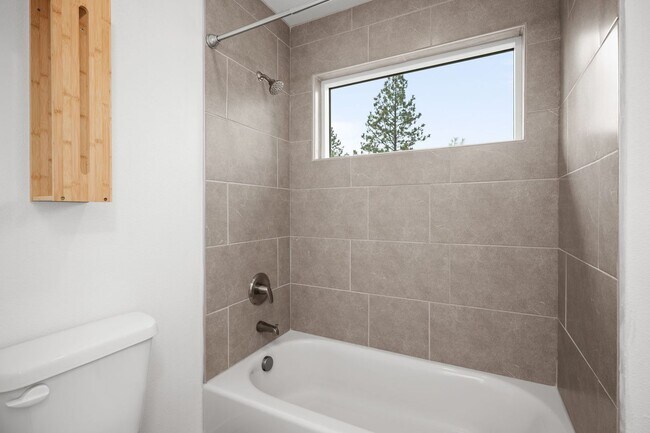 Building Photo - BEAUTIFUL Spacious Modern Grandview Single Level Home!