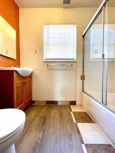 Building Photo - 1345 S Sycamore Ave