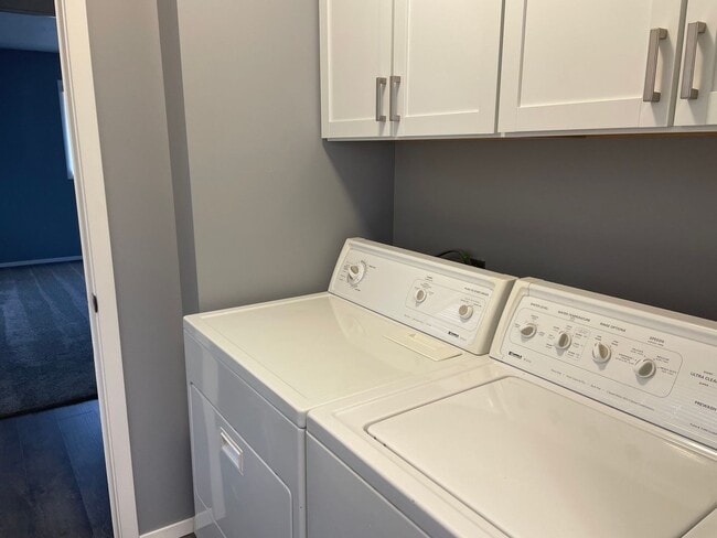 Building Photo - Rare find!