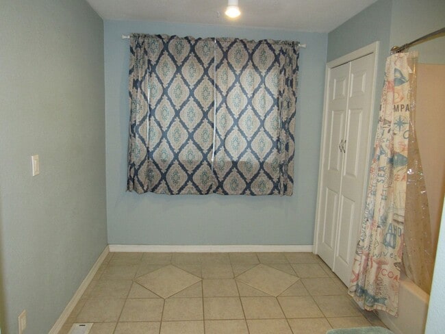 Building Photo - 4 bedroom lake view home