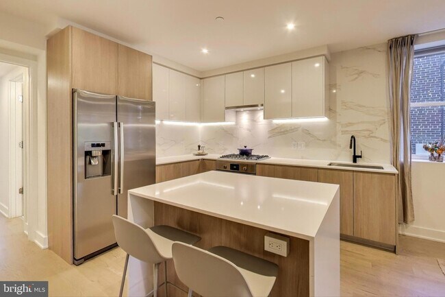 Building Photo - 4017 Davis Pl NW