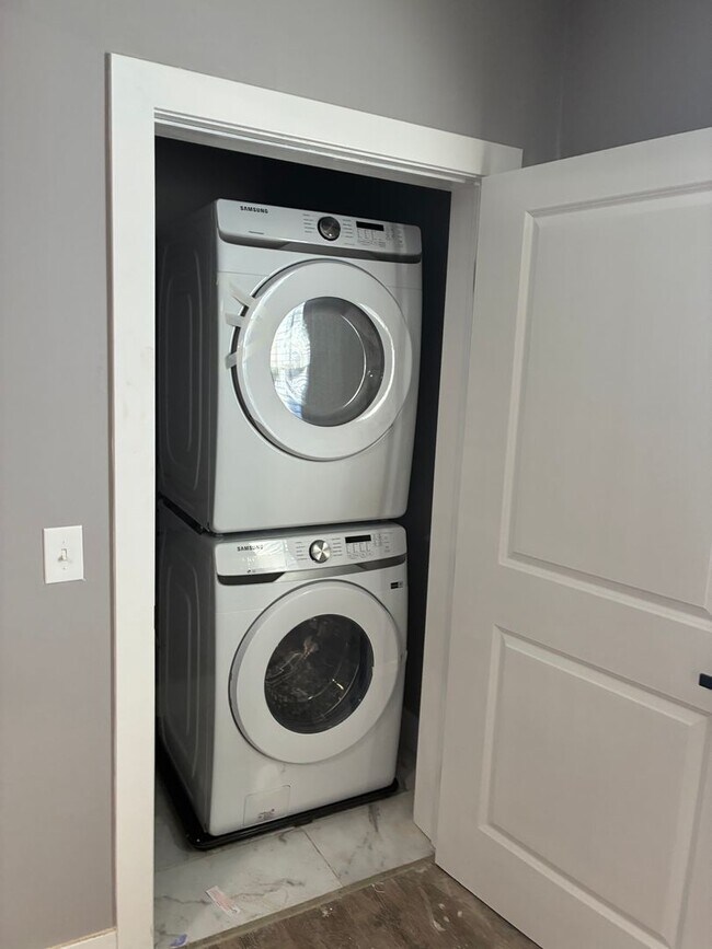 Building Photo - 352-354 Ermine Way