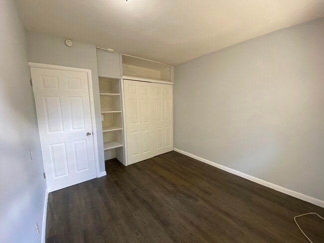 Building Photo - 428 Roseland Dr