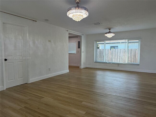Building Photo - 1040 SW 30th Ave